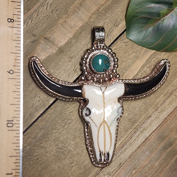 Carved Bone Longhorn Steer Pendant with a Turquoise Cabachon from Nepal - Picture 9 of 9
